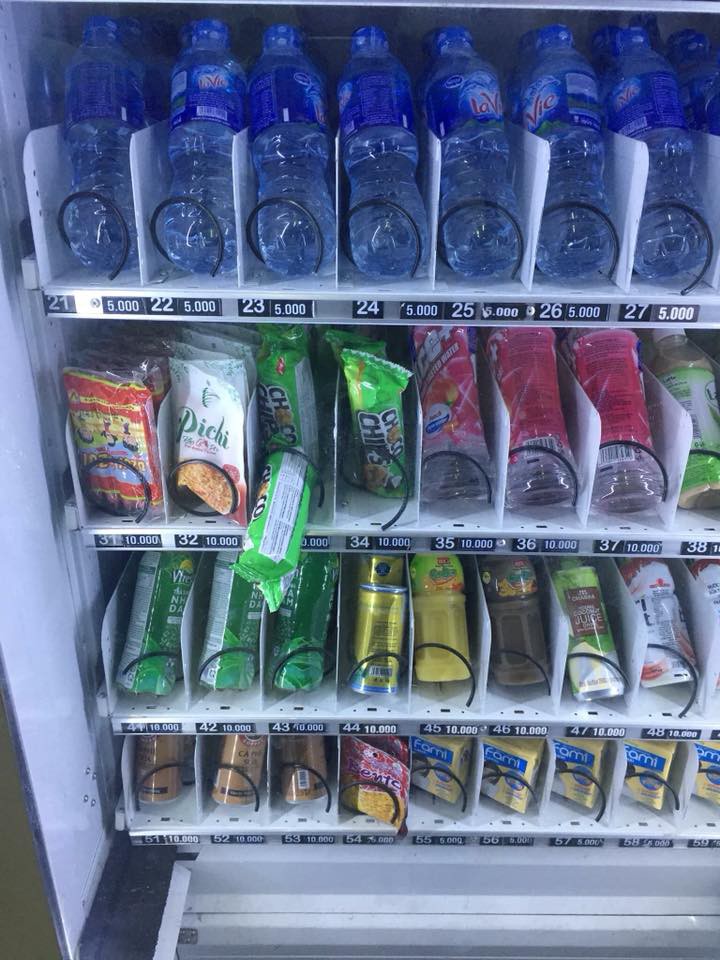 Dân mạng trình bày: Đến việc mua chai nước cũng bị cây bán hàng tự động bắt nạt thế này đây