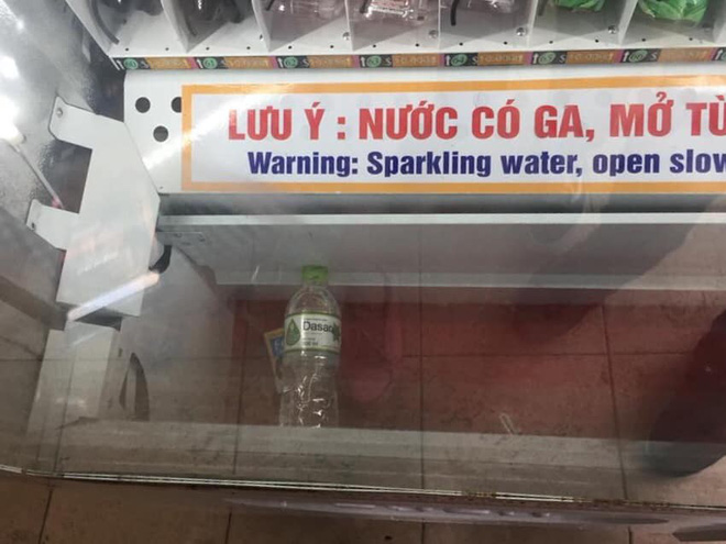 Dân mạng trình bày: Đến việc mua chai nước cũng bị cây bán hàng tự động bắt nạt thế này đây
