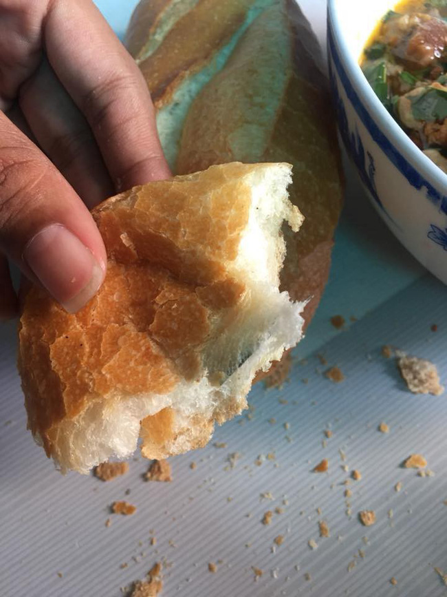 Dân mạng nổi da gà với cô gái ăn bánh mì bò kho suýt thành trò nuốt lưỡi dao lam kinh dị