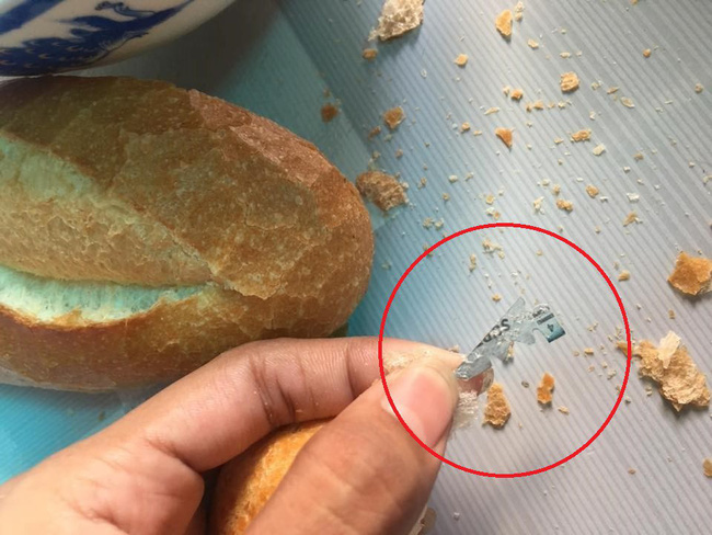 Dân mạng nổi da gà với cô gái ăn bánh mì bò kho suýt thành trò nuốt lưỡi dao lam kinh dị