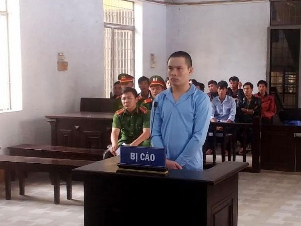 Bị cha đuổi đánh, con trai phóng dao khiến cha tử vong