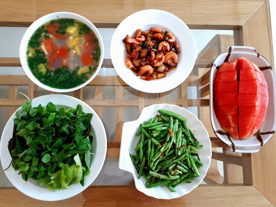 Khoe mâm cơm trông rõ lắm món nhưng vợ trẻ vẫn bị chị em bắt lỗi, yêu cầu rút kinh nghiệm ngay tức thì