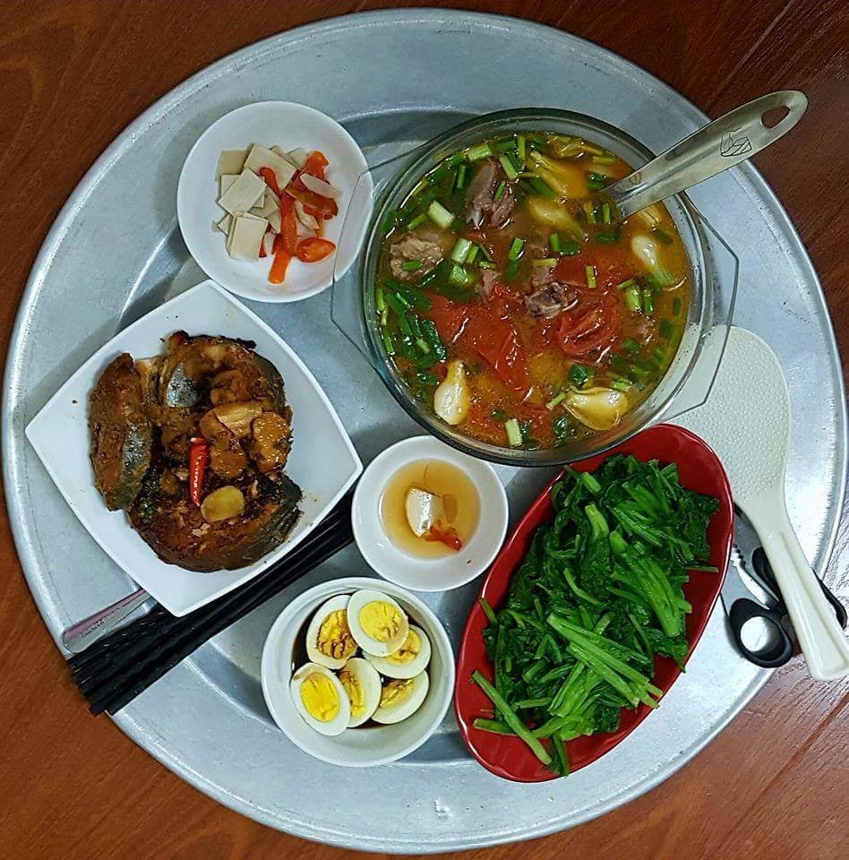 Khoe mâm cơm trông rõ lắm món nhưng vợ trẻ vẫn bị chị em bắt lỗi, yêu cầu rút kinh nghiệm ngay tức thì