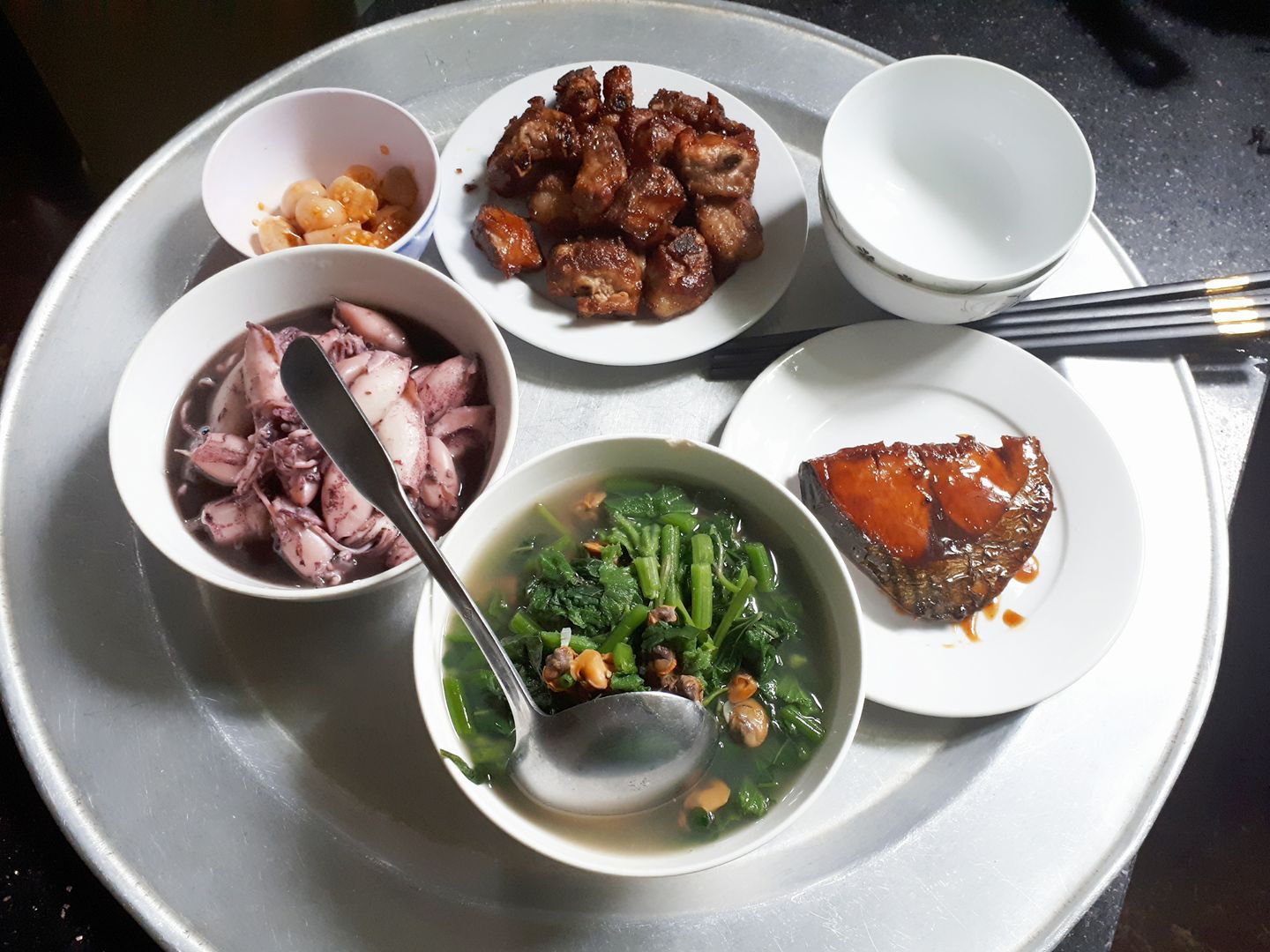 Khoe mâm cơm trông rõ lắm món nhưng vợ trẻ vẫn bị chị em bắt lỗi, yêu cầu rút kinh nghiệm ngay tức thì