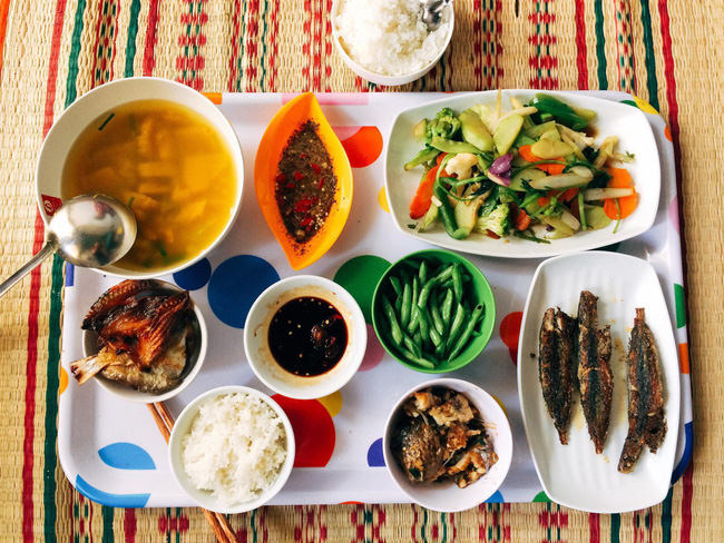 Khoe mâm cơm trông rõ lắm món nhưng vợ trẻ vẫn bị chị em bắt lỗi, yêu cầu rút kinh nghiệm ngay tức thì