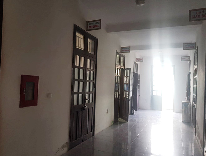 Trưởng phòng tổ chức bệnh viện ném ghế về phía nữ đồng nghiệp