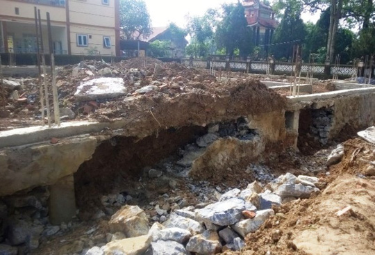 Đang thi công công trình Trung tâm văn hóa 2,9 tỉ đồng, móng bỗng nứt toác