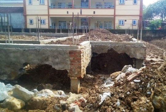 Đang thi công công trình Trung tâm văn hóa 2,9 tỉ đồng, móng bỗng nứt toác