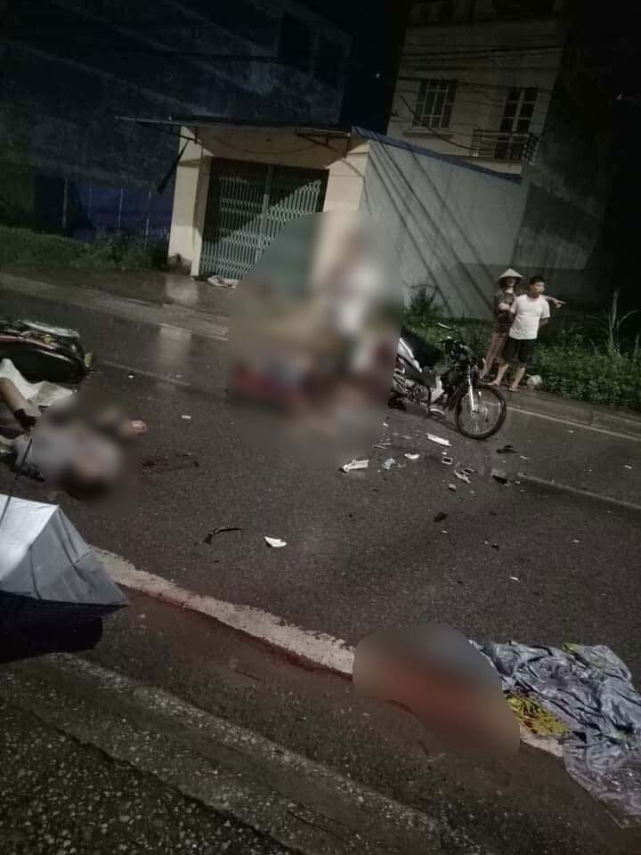 Xe máy đấu đầu kinh hoàng, 7 người thương vong