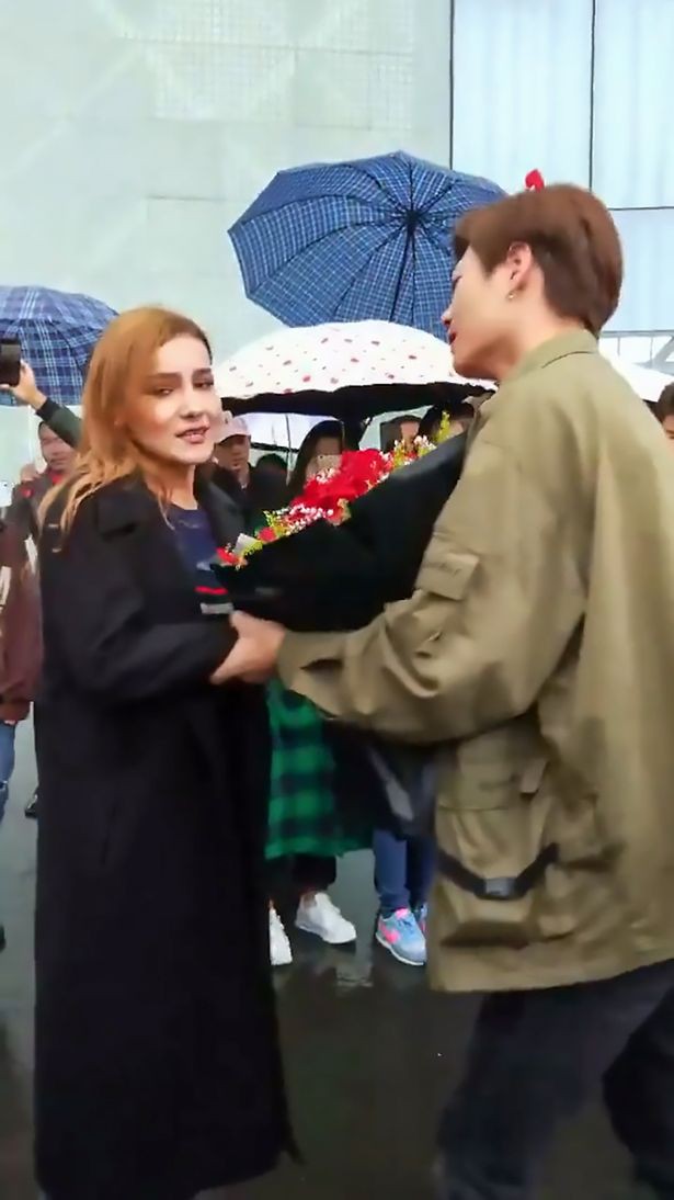 Chàng trai Trung Quốc mang Lamborghini đi cầu hôn bạn gái ngoại quốc xinh đẹp và cái kết không ai ngờ