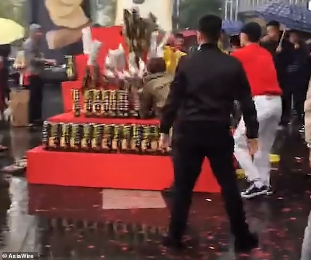 Chàng trai Trung Quốc mang Lamborghini đi cầu hôn bạn gái ngoại quốc xinh đẹp và cái kết không ai ngờ