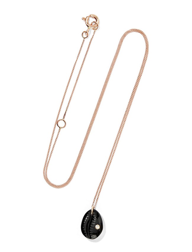 Gần đây Công nương Meghan luôn đeo vòng mã não đen trên cổ, âu là cũng có ẩn ý, và chiếc vòng ấy lại cháy hàng