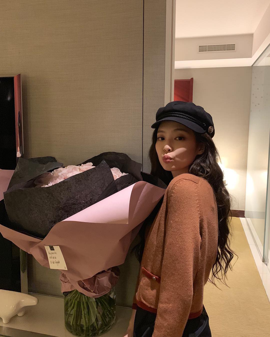 Quanh đi quẩn lại, 3 kiểu mũ unisex này vẫn là những phụ kiện được sao Hàn cưng nhất mùa thu đông năm nay