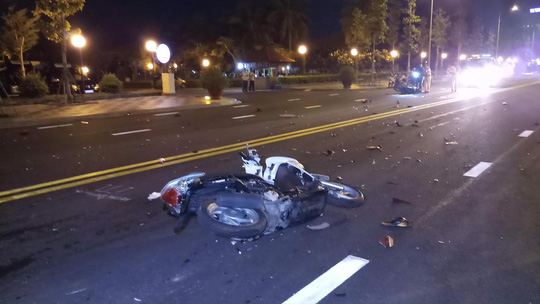 Chạy xe máy tông 2 nữ sinh, 3 người thương vong