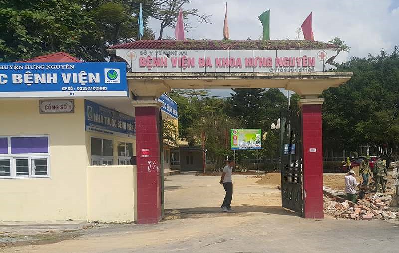 Trưởng phòng vung ghế, ném giày vào nữ đồng nghiệp tường trình gì?