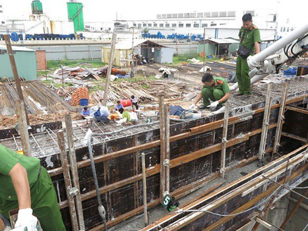 Xe trộn bê tông đổ lúc phun bê tông, 3 người thương vong