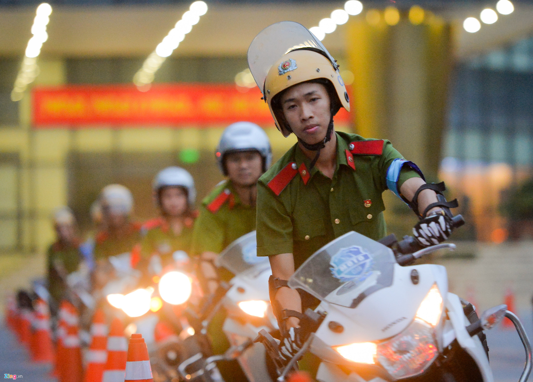 Video ảnh Nữ cảnh sát tương lai trổ tài luồn lách với xe phân khối lớn