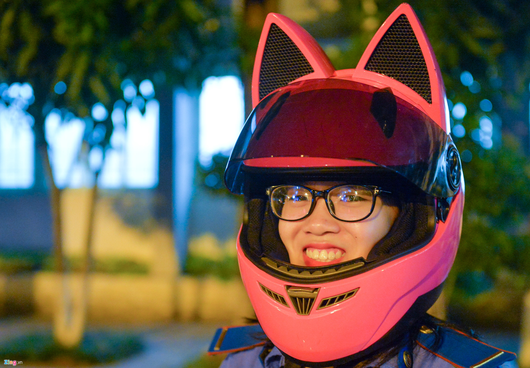 Video ảnh Nữ cảnh sát tương lai trổ tài luồn lách với xe phân khối lớn