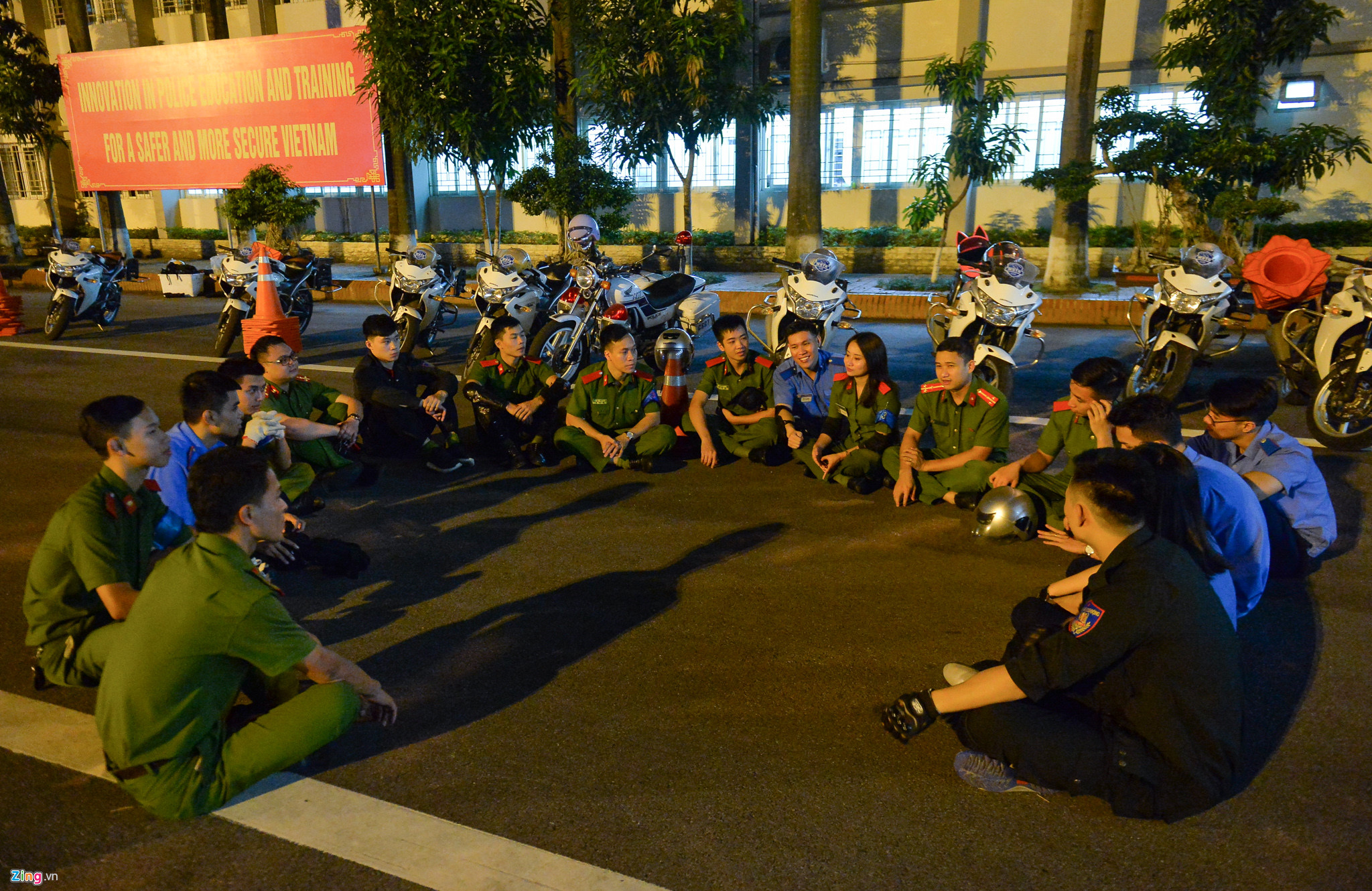 Video ảnh Nữ cảnh sát tương lai trổ tài luồn lách với xe phân khối lớn