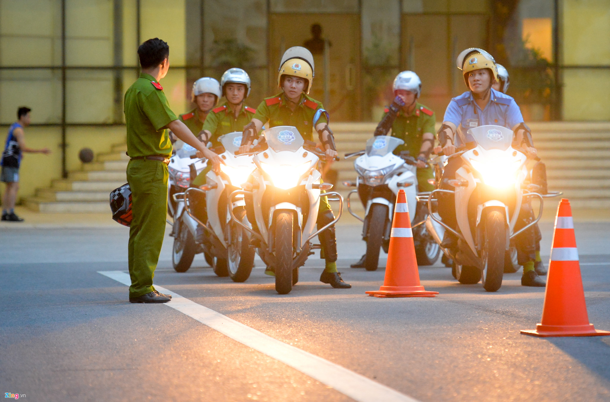 Video ảnh Nữ cảnh sát tương lai trổ tài luồn lách với xe phân khối lớn