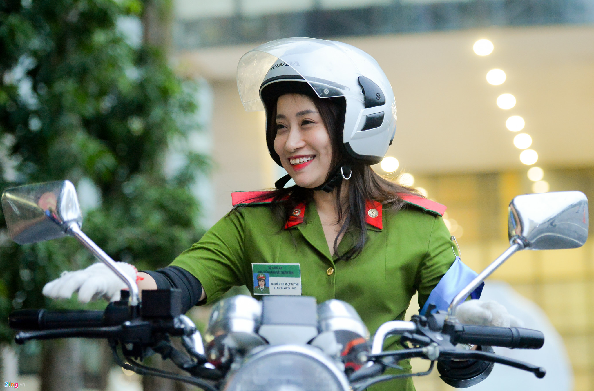 Video ảnh Nữ cảnh sát tương lai trổ tài luồn lách với xe phân khối lớn