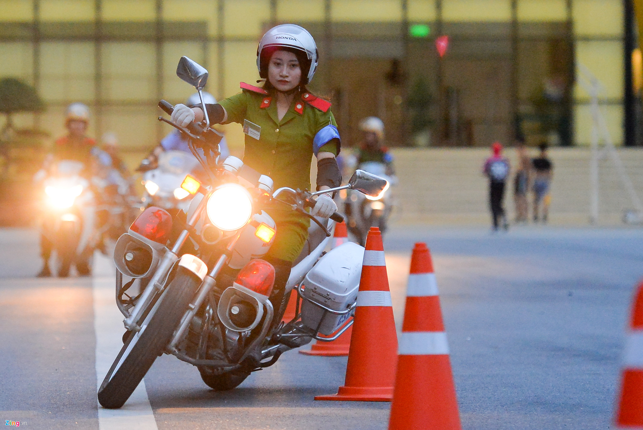 Video ảnh Nữ cảnh sát tương lai trổ tài luồn lách với xe phân khối lớn