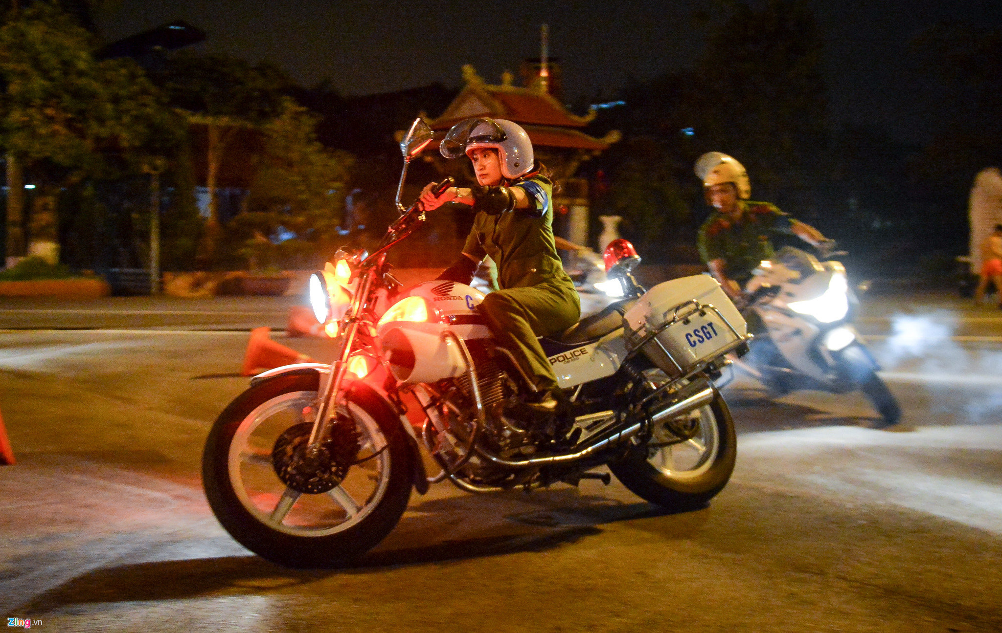 Video ảnh Nữ cảnh sát tương lai trổ tài luồn lách với xe phân khối lớn