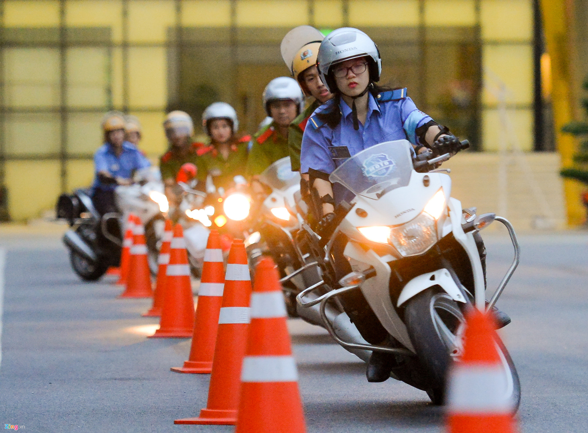 Video ảnh Nữ cảnh sát tương lai trổ tài luồn lách với xe phân khối lớn