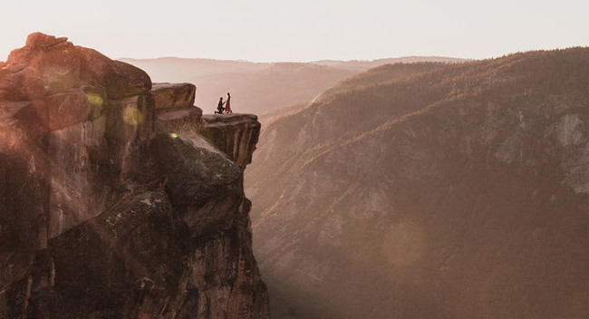 Cầu hôn bên vách đá cao hơn 2.000m, cặp đôi rơi xuống vực chết thảm