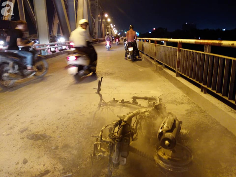 Hà Nội: Đang di chuyển trên cầu Chương Dương, xe máy bốc cháy dữ dội