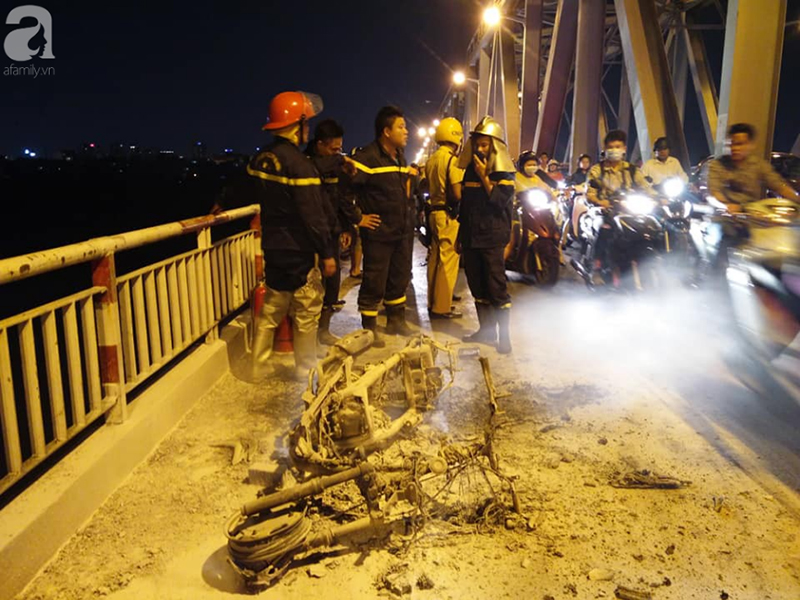 Hà Nội: Đang di chuyển trên cầu Chương Dương, xe máy bốc cháy dữ dội