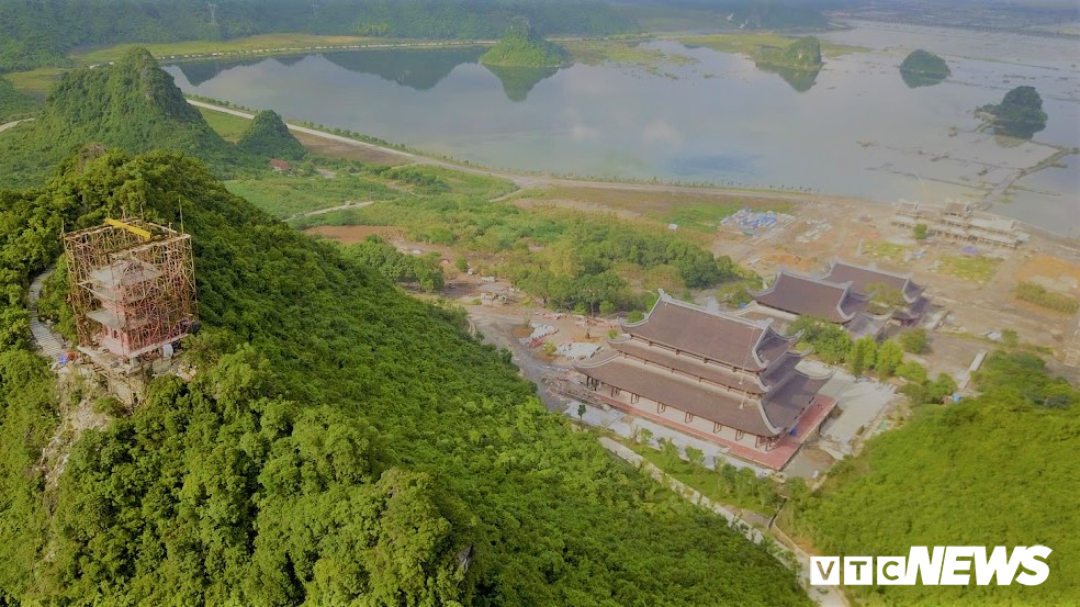Video Ảnh: Ngắm chùa Tam Chúc sở hữu thiên thạch Mặt Trăng từ trên cao