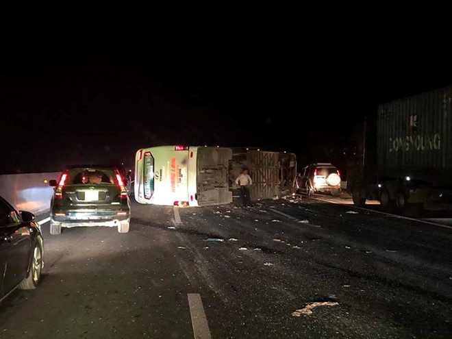 Ôtô chở 20 người lật trên cao tốc, nhiều hành khách nhập viện