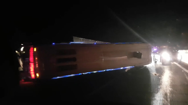 Ôtô chở 20 người lật trên cao tốc, nhiều hành khách nhập viện