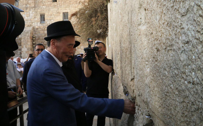 Thách thức lớn vây TQ từ mảnh giấy nhỏ đặt ở Bức tường than khóc của ông Vương Kỳ Sơn