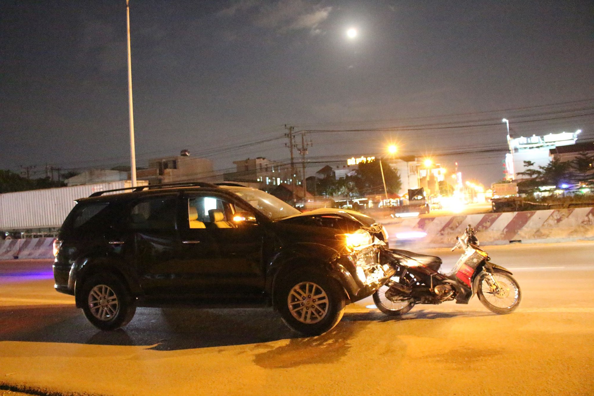 Bình Dương: Tài xế bỏ trốn sau khi điều khiển ô tô điên tông hàng loạt xe máy và xe ba gác