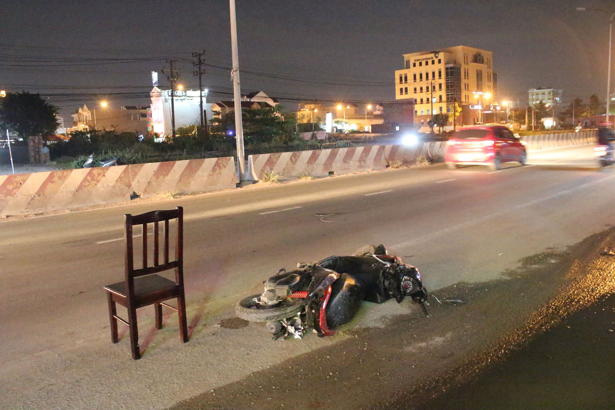 Bình Dương: Tài xế bỏ trốn sau khi điều khiển ô tô điên tông hàng loạt xe máy và xe ba gác