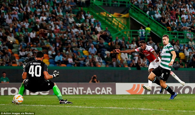 Cựu sao MU tỏa sáng, Arsenal thắng trận thứ 11 liên tiếp