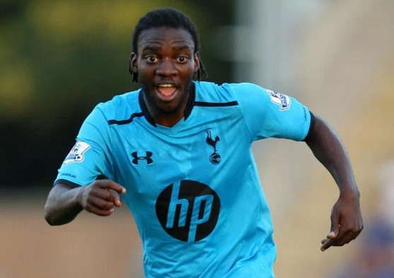 Cựu cầu thủ Tottenham bị sa thải vì mang mã tấu đến sân tập