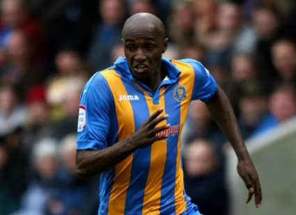 Cựu cầu thủ Tottenham bị sa thải vì mang mã tấu đến sân tập