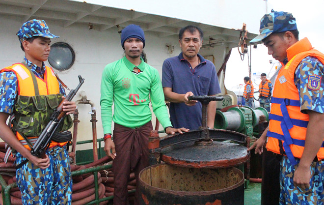 Cảnh sát biển bắt 3 tàu chở trái phép 250.000 lít dầu