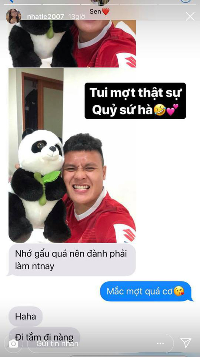 Cầu thủ U23 tập huấn nước ngoài: Người được bạn gái thăm nom, người ngập trong thính thơm mỗi ngày Cầu thủ U23 tập huấn nước ngoài: Người được bạn gái thăm nom, người ngập trong thính thơm mỗi ngày