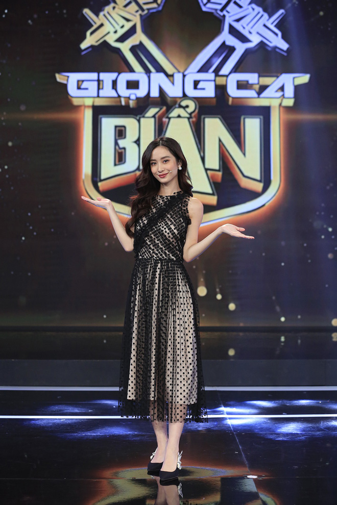 Giọng ca bí ẩn tập 12: Ganh ghét Trấn Thành khen gái đẹp, Hari Won đắng lòng bị chồng ví thành...bông vạn thọ