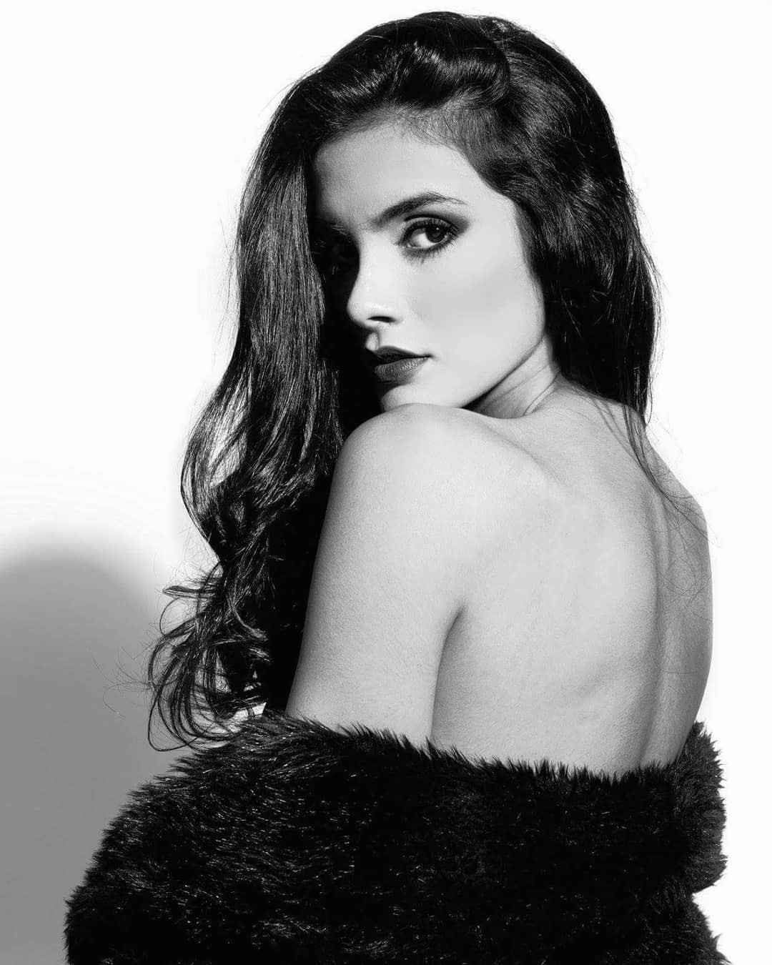 Cận cảnh vẻ đẹp mê hoặc cùng body khó tin củaTân Hoa hậu ngất xỉu phút đăng quang