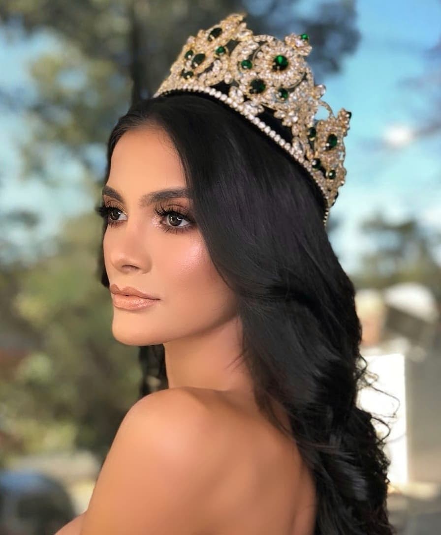 Cận cảnh vẻ đẹp mê hoặc cùng body khó tin củaTân Hoa hậu ngất xỉu phút đăng quang