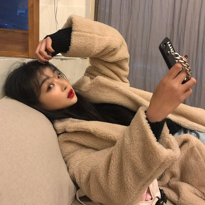 Vào Facebook người yêu cũ của bạn trai chục lần/ngày, theo sát từng hoạt động: Bạn có không?