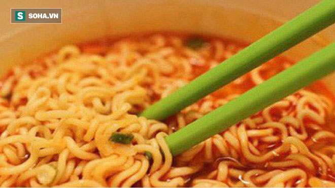 Làm đổ bát mỳ ra giường, bố lao ra đánh con trai xong mới biết 1 sự thật rơi nước mắt