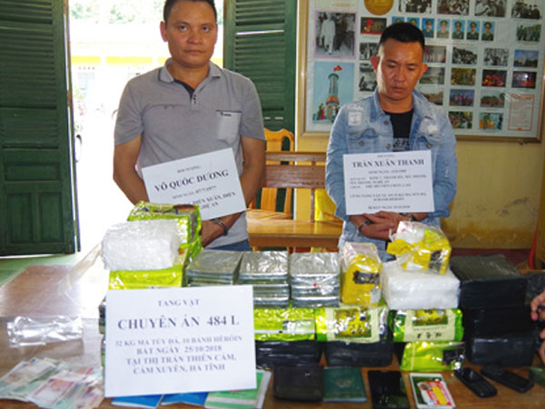 Bắt giữ hai đối tượng cùng 32 kg ma túy đá và 10 bánh heroin