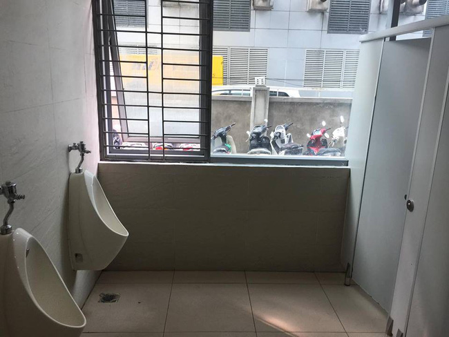 Buồn đi hái hoa ở văn phòng, nhưng WC công ty lại cửa có cũng như không thế này thì phải làm sao?