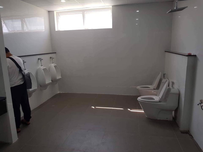 Buồn đi hái hoa ở văn phòng, nhưng WC công ty lại cửa có cũng như không thế này thì phải làm sao?